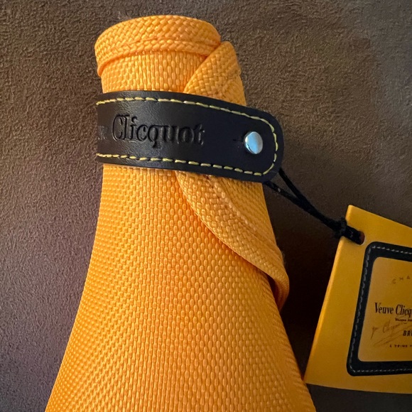 Veuve Clicquot Insulated Ice Jacket- New with Tags - Picture 8 of 14